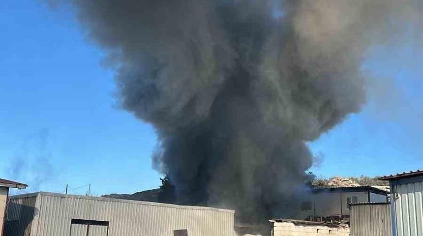 Bodrum&rsquo;da iş&ccedil;ilerin kaldığı konteyner alevlere teslim oldu