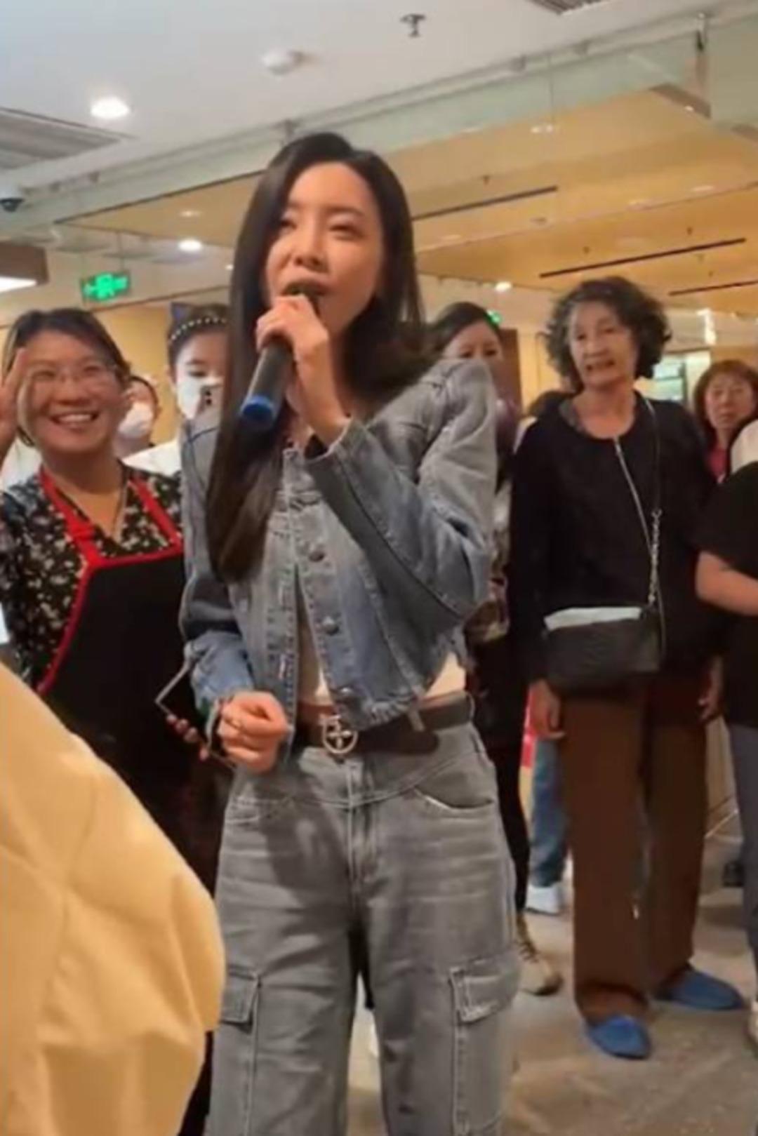 &Uuml;nl&uuml; şarkıcı sahnede fenalaştı: Şemsiyeyle etrafını kapattılar! 1