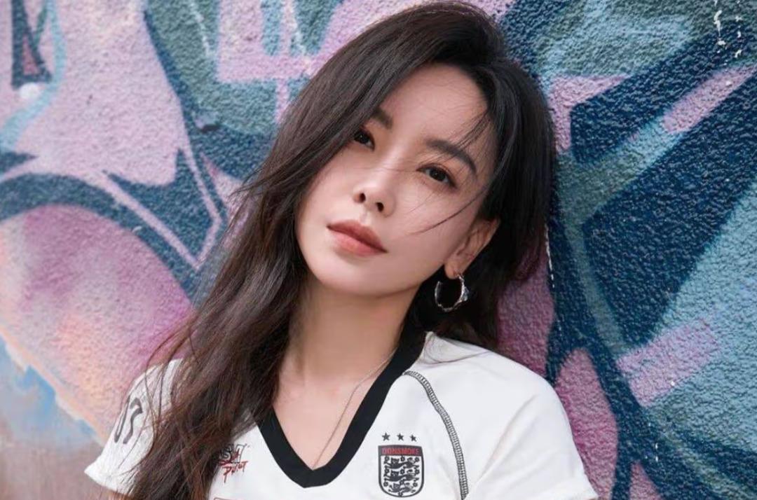 &Uuml;nl&uuml; şarkıcı sahnede fenalaştı: Şemsiyeyle etrafını kapattılar! 2