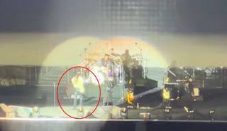 &Uuml;nl&uuml; şarkıcı sahnede fenalaştı