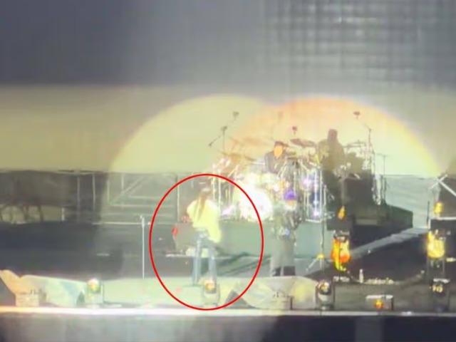 &Uuml;nl&uuml; şarkıcı sahnede fenalaştı