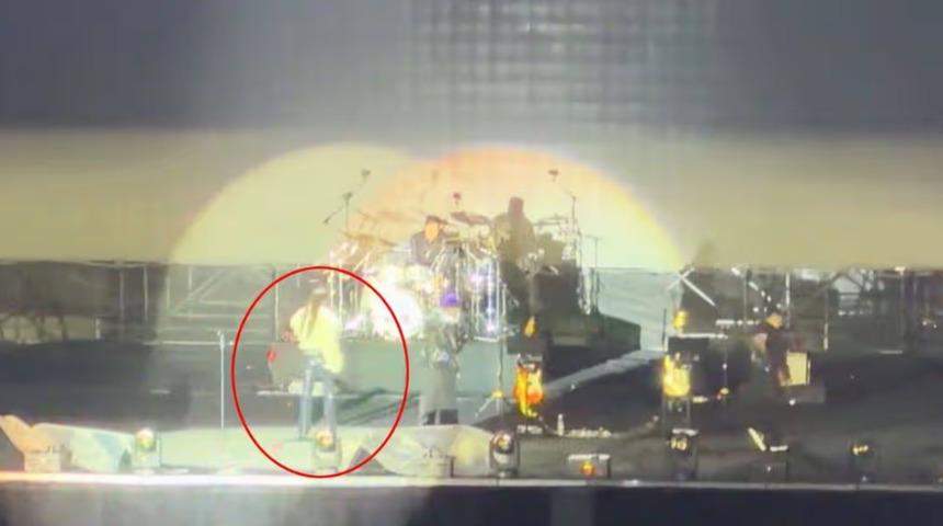 &Uuml;nl&uuml; şarkıcı sahnede fenalaştı: Şemsiyeyle etrafını kapattılar!