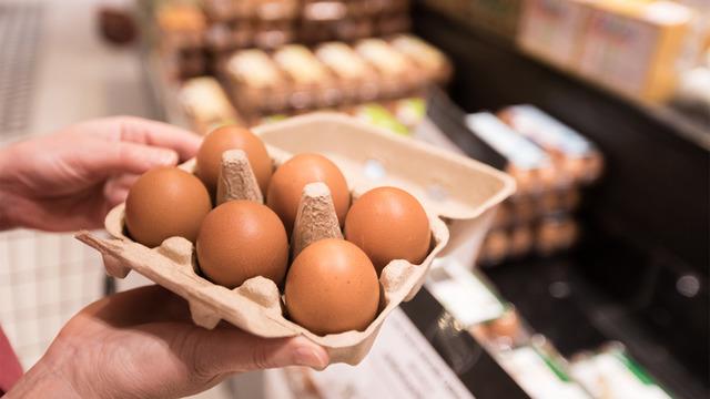Piyasadan silinme noktasına geldi: Kahverengi yumurtalar süpermarket raflarından kayboluyor