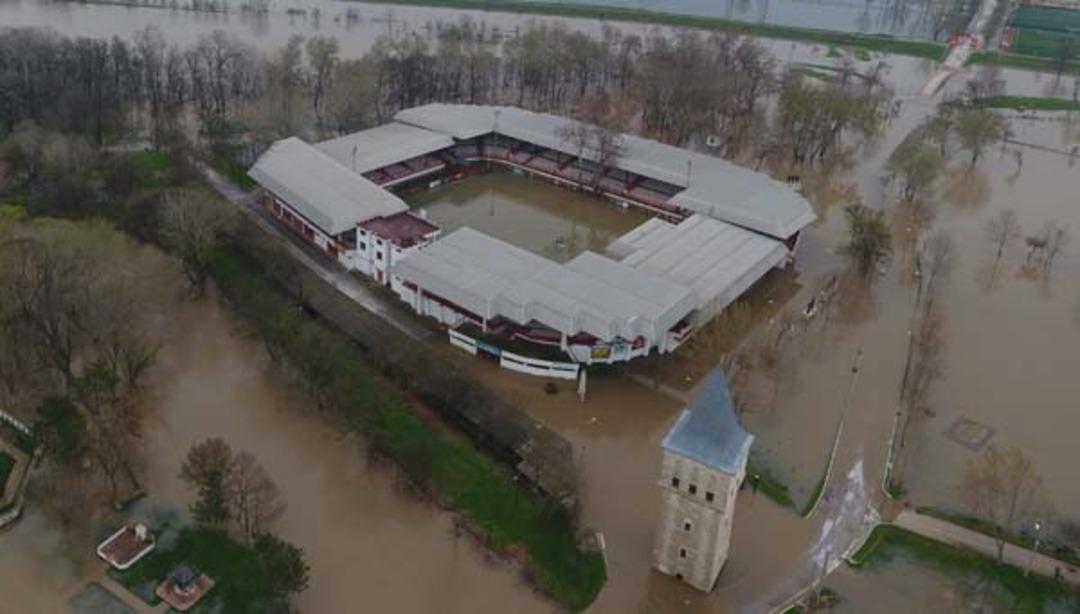 Tunca taştı! Er meydanı sular altında kaldı 