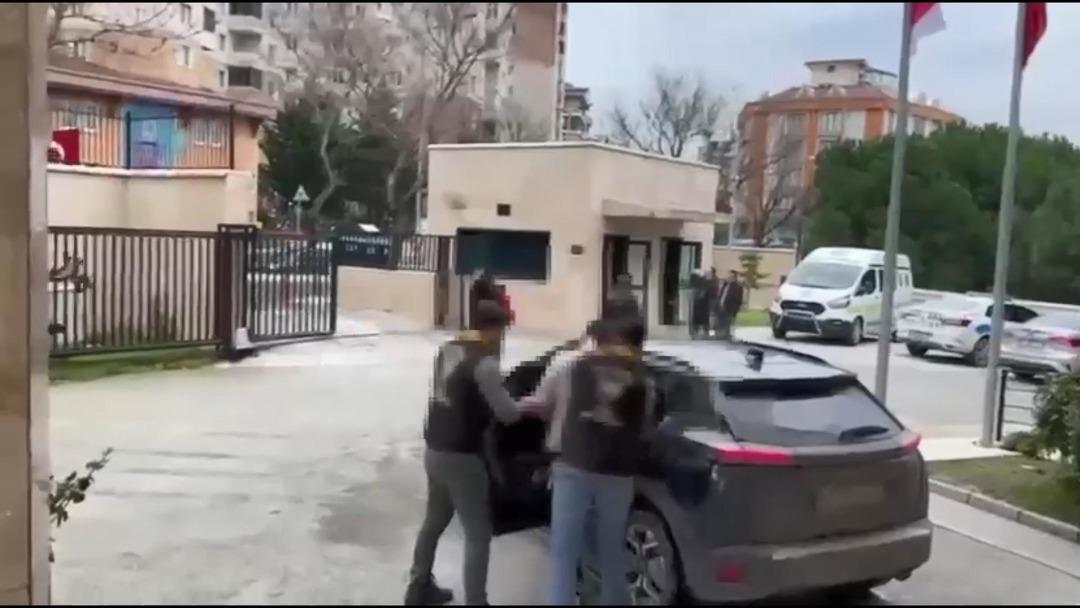 Yer: İstanbul! Sosyal medyada infial yaratan g&ouml;r&uuml;nt&uuml;ler: T&uuml;rk bayrağını yerinden s&ouml;kt&uuml;! İstanbul Emniyet M&uuml;d&uuml;rl&uuml;ğ&uuml; nden a&ccedil;ıklama 3