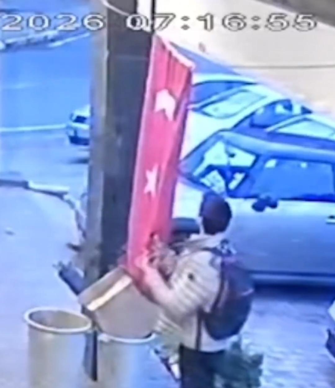 Yer: İstanbul! Sosyal medyada infial yaratan g&ouml;r&uuml;nt&uuml;ler: T&uuml;rk bayrağını yerinden s&ouml;kt&uuml;! İstanbul Emniyet M&uuml;d&uuml;rl&uuml;ğ&uuml; nden a&ccedil;ıklama 1