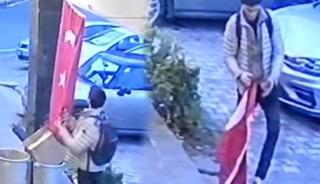 Sosyal medyada infial yaratan g&ouml;r&uuml;nt&uuml;ler: T&uuml;rk bayrağını yerinden s&ouml;k&uuml;p...