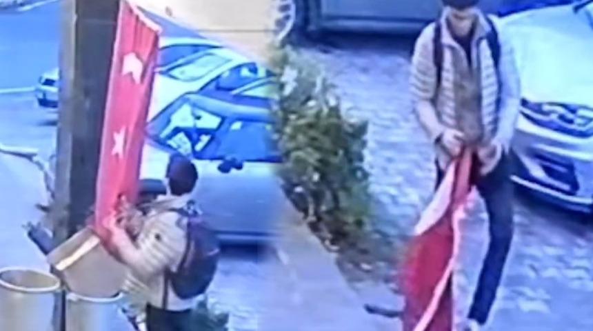 Yer: İstanbul! Sosyal medyada infial yaratan g&ouml;r&uuml;nt&uuml;ler: T&uuml;rk bayrağını yerinden s&ouml;kt&uuml;! İstanbul Emniyet M&uuml;d&uuml;rl&uuml;ğ&uuml;'nden a&ccedil;ıklama