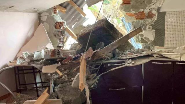 Kocaeli'de istinat duvarının yıkılması sonucu 2 bina tedbiren boşaltıldı