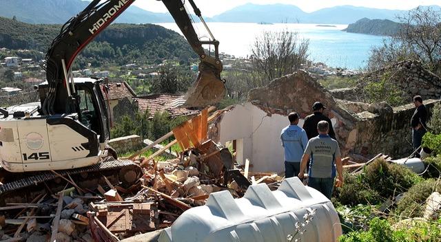 Marmaris te imara aykırı yapıların yıkımı s&uuml;r&uuml;yor 3
