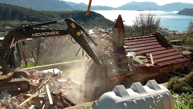 Marmaris te imara aykırı yapıların yıkımı s&uuml;r&uuml;yor 2