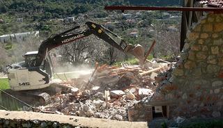 Marmaris'te imara aykırı yapıların yıkımı s&uuml;r&uuml;yor