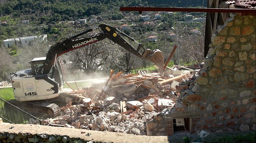 Marmaris'te imara aykırı yapıların yıkımı s&uuml;r&uuml;yor
