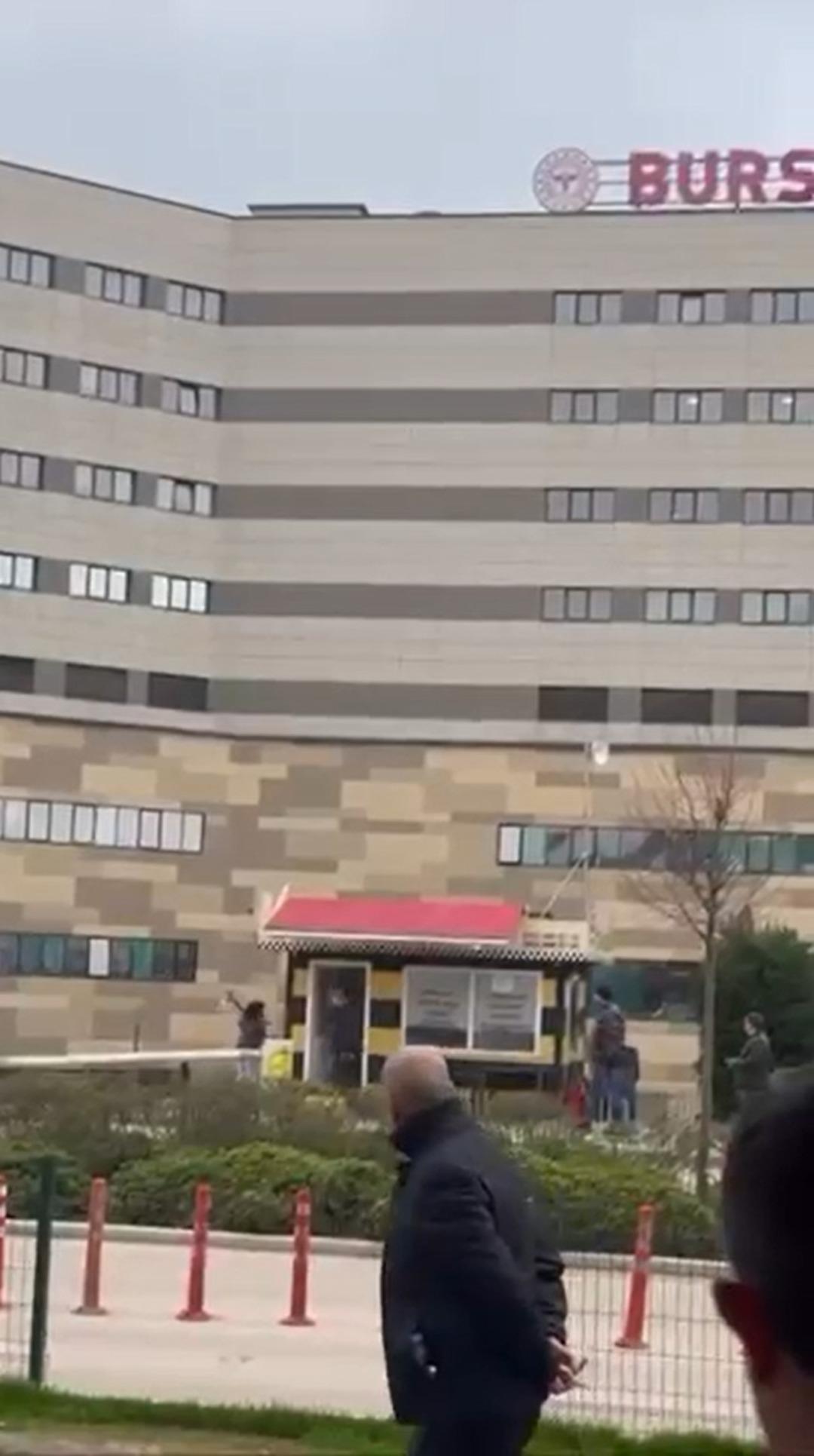 Taksiye binemeyince &ccedil;ıldırdı: Cam &ccedil;er&ccedil;eve indirdi! 1