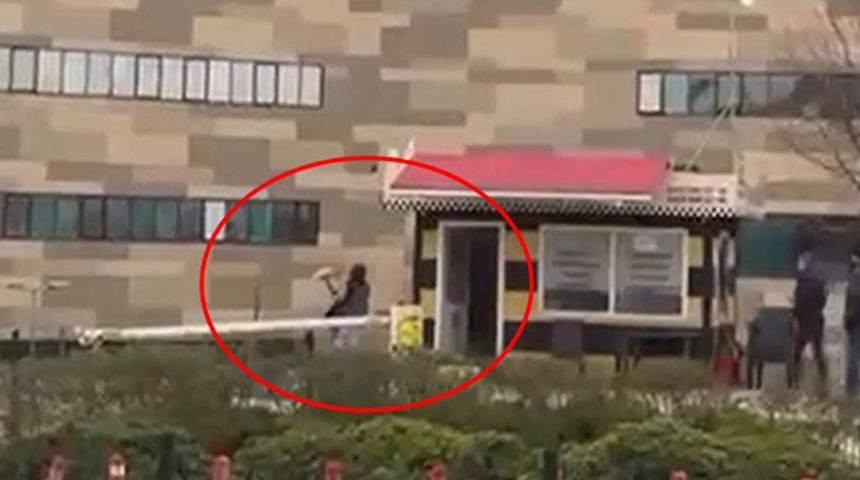 Taksiye binemeyince &ccedil;ıldırdı: Cam &ccedil;er&ccedil;eve indirdi!