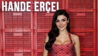 Hande Er&ccedil;el'den o soruya net yanıt verdi! G&uuml;zelliğiyle b&uuml;y&uuml;ledi