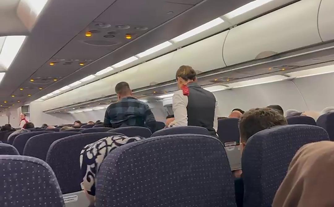 İstanbul u&ccedil;ağı tam kalkarken hosteslere seslendi: Helallik isteyip aşağı indi! 3