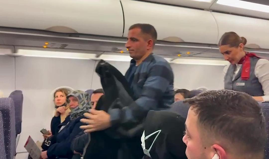 İstanbul u&ccedil;ağı tam kalkarken hosteslere seslendi: Helallik isteyip aşağı indi! 2