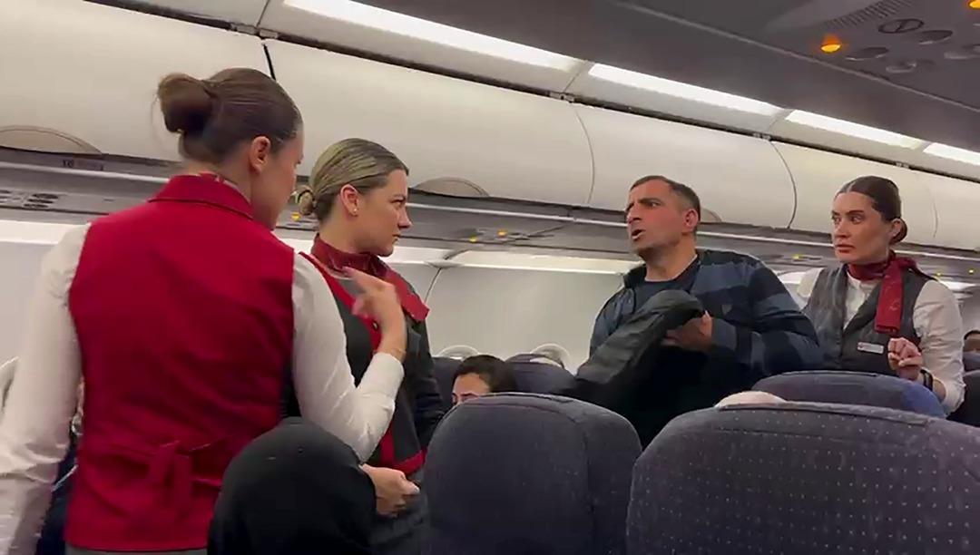 İstanbul u&ccedil;ağı tam kalkarken hosteslere seslendi: Helallik isteyip aşağı indi! 1