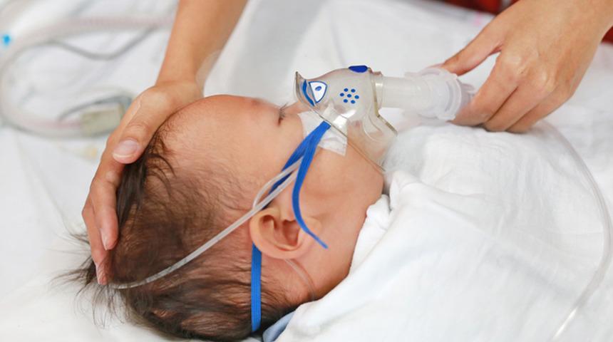 Bebeklerde 'Nefes' alarmı! Griple karıştırılan sinsi vir&uuml;s kalıcı hasar bırakabiliyor