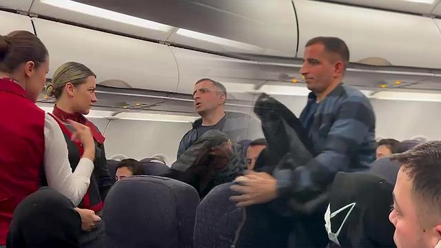 İstanbul uçağı tam kalkarken hosteslere seslendi: Helallik isteyip aşağı indi!