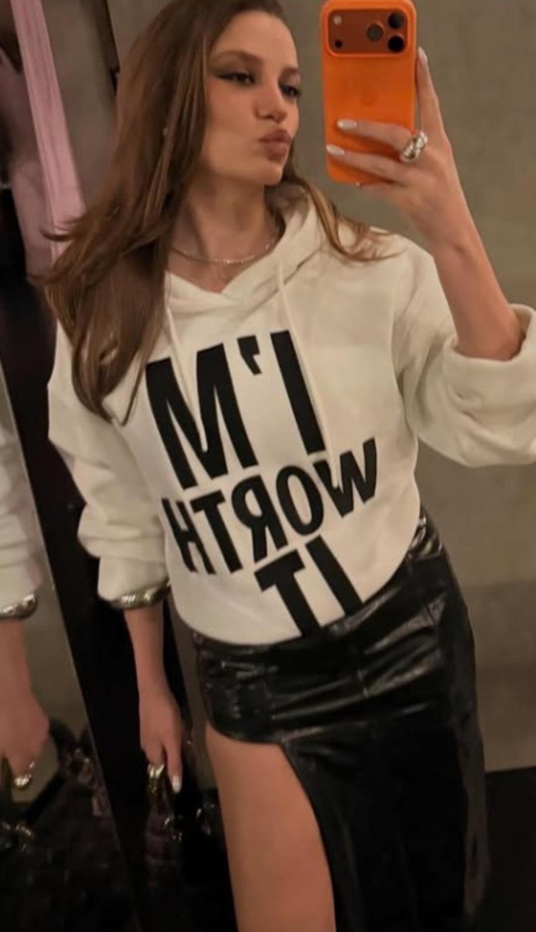 Serenay Sarıkaya yine &ccedil;ok cesur! Bacak pozu dikkat &ccedil;ekti! T&uuml;yleri bile g&ouml;r&uuml;nd&uuml; 6