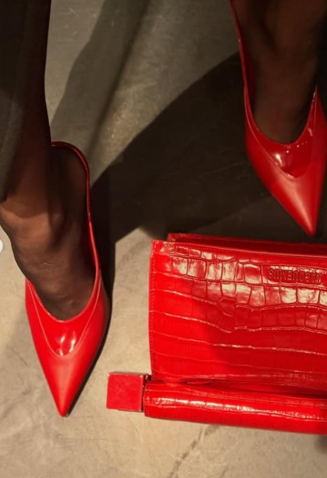 Serenay Sarıkaya yine &ccedil;ok cesur! Bacak pozu dikkat &ccedil;ekti! T&uuml;yleri bile g&ouml;r&uuml;nd&uuml; 5