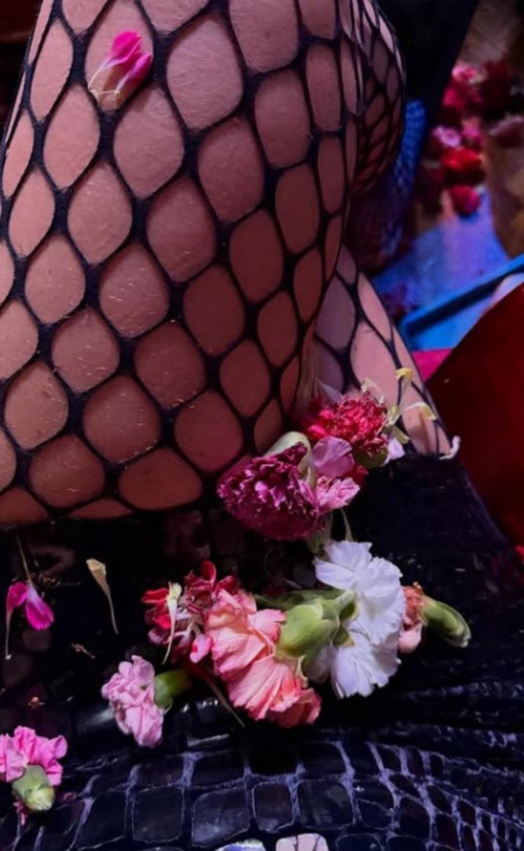 Serenay Sarıkaya yine &ccedil;ok cesur! Bacak pozu dikkat &ccedil;ekti! T&uuml;yleri bile g&ouml;r&uuml;nd&uuml; 4