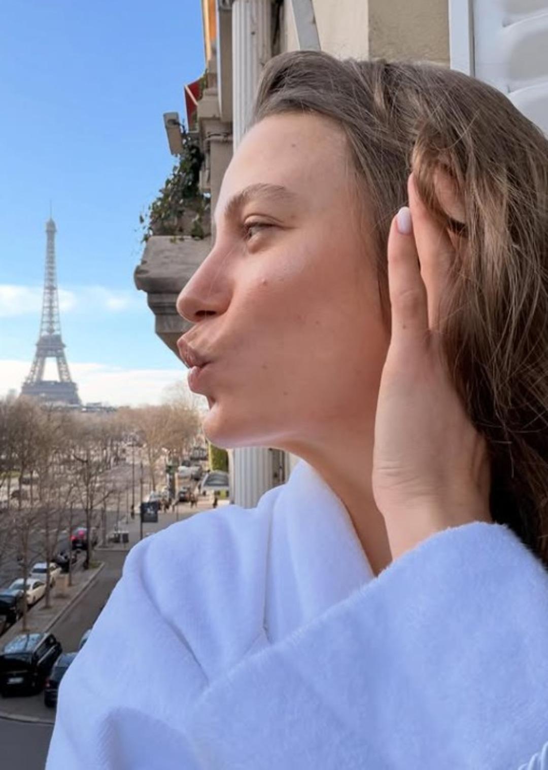 Serenay Sarıkaya yine &ccedil;ok cesur! Bacak pozu dikkat &ccedil;ekti! T&uuml;yleri bile g&ouml;r&uuml;nd&uuml; 1