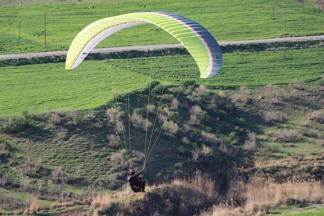 Gümrük memurundan Şırnaklılar için Cudi Dağı eteklerinde yamaç paraşütü etkinliği