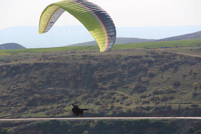 Gümrük memurundan Şırnaklılar için Cudi Dağı eteklerinde yamaç paraşütü etkinliği