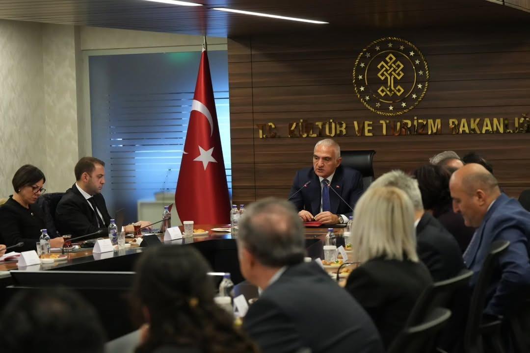 Bakan Ersoy: "T&uuml;rkiye nin turizm g&uuml;c&uuml;n&uuml; dijital platformlarda daha etkin ve adil bir yapıyla b&uuml;y&uuml;tmeye devam edeceğiz" 2