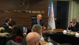 Bakan Ersoy: "T&uuml;rkiye'nin turizm g&uuml;c&uuml;n&uuml; dijital platformlarda daha etkin ve adil bir yapıyla b&uuml;y&uuml;tmeye devam edeceğiz"