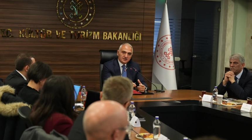 Bakan Ersoy: "T&uuml;rkiye'nin turizm g&uuml;c&uuml;n&uuml; dijital platformlarda daha etkin ve adil bir yapıyla b&uuml;y&uuml;tmeye devam edeceğiz"