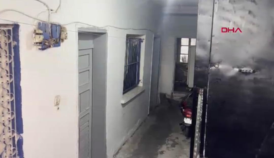 3 &ccedil;ocuğunun annesini &ouml;ld&uuml;r&uuml;p, başında ağlarken yakalandı! 1