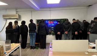 Polisi kapıda g&ouml;ren dolandırıcılar t&uuml;m delilleri camdan attı!