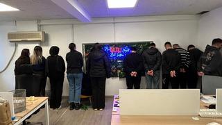 Polisi kapıda gören dolandırıcılar tüm delilleri camdan attı!