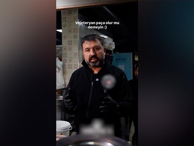 Et yemeyenler i&ccedil;in pa&ccedil;a &ccedil;orbası tarifi veren &ccedil;orbacı ortalığı karıştırdı: "Orijinal kemik suyu kaynatıyoruz'