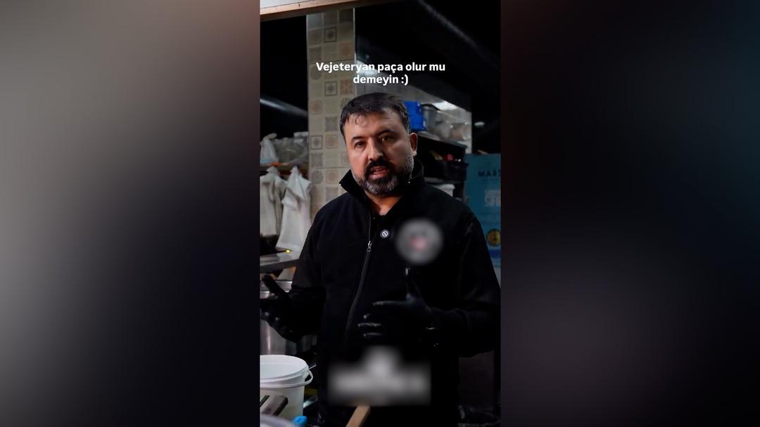 Vejetaryenler şokta! Et yemeyenler i&ccedil;in pa&ccedil;a &ccedil;orbası tarifi veren &ccedil;orbacı ortalığı karıştırdı: "Orijinal kemik suyu kaynatıyoruz  1