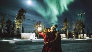 Pelin Akil ve Anıl Altan, kuzey ışıkları altında 