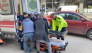 Motosiklet otomobile arkadan &ccedil;arptı