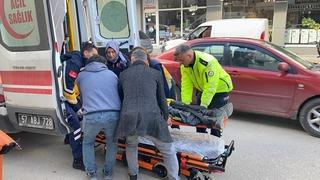 Motosiklet otomobile arkadan çarptı