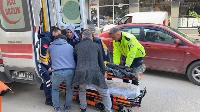 Motosiklet otomobile arkadan çarptı