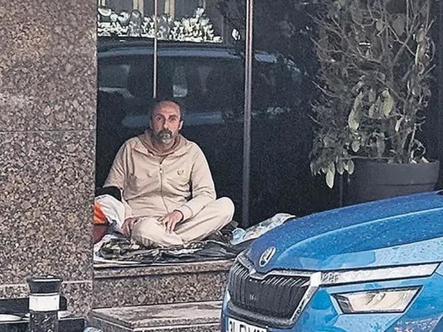 Eskiden &uuml;nl&uuml;ler akın ederdi! Şimdi tek ziyaret&ccedil;isi 'Evsiz Mehmet'