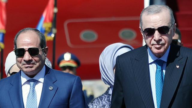 Cumhurbaşkanı Erdoğan Mısır'da! Sisi havalimanında karşıladı