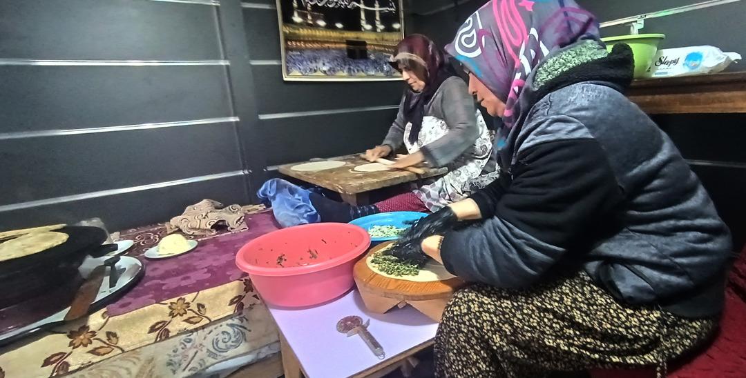 Depremzede kadınların, 20 metrekarede kurduğu hayat m&uuml;cadelesi 2