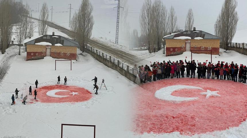 &Ouml;ğrenciler kardan T&uuml;rk bayrağı yaptı