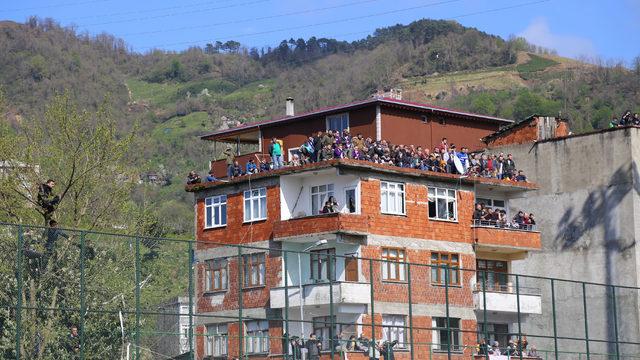 Amatör Lig maçını bina ve çatılarda izlediler