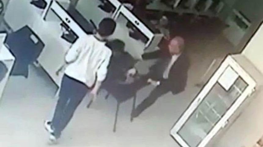 Okuldan ka&ccedil;an oğlunu, internet kafede bulup d&ouml;vd&uuml;