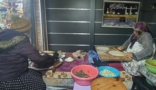 Depremzede kadınların, 20 metrekarede kurduğu hayat m&uuml;cadelesi